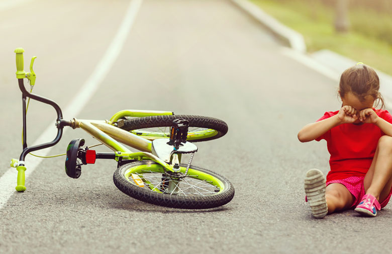 kid fell down her bike and crying